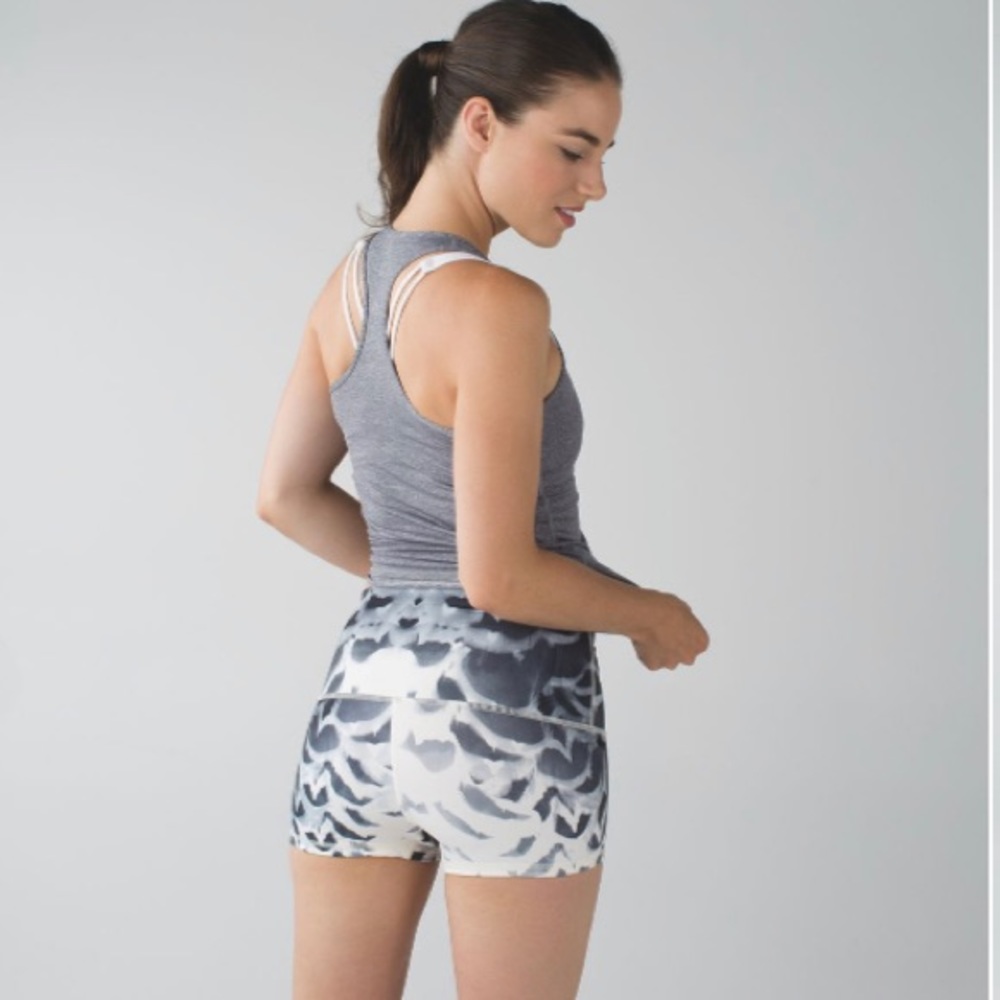 Lululemon Boogie Short (Roll Down) Size 8 Angel Wings Black